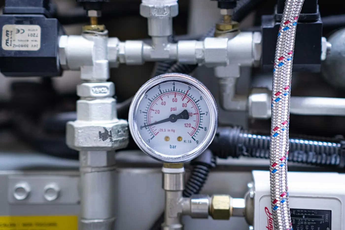 Pressure gauge reading in bar and psi on process fittings